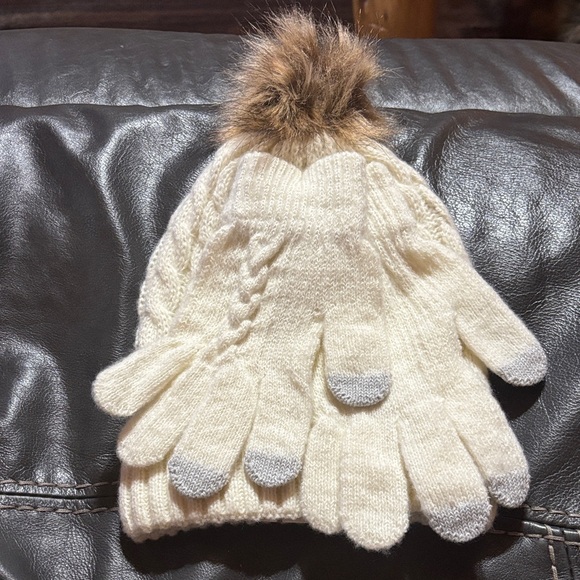 Source Unknown Cream and Gray Knit Gloves with Faux Fur Pom - Picture 1 of 7